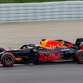 Max Verstappen in Aktion auf der Rennstrecke von Barcelona von Erik Noort