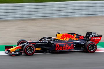 Max Verstappen in actie op het circuit in Barcelona van Erik Noort