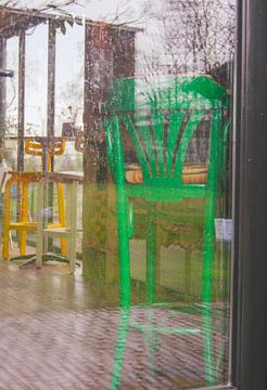 Chairs in a café on an industrial estate by Zaankanteropavontuur