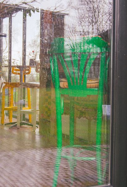 Chairs in a café on an industrial estate by Zaankanteropavontuur