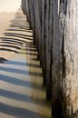 Postes de plage et ombre sur la plage par Karijn | Fine art Natuur en Reis Fotografie Aperçu