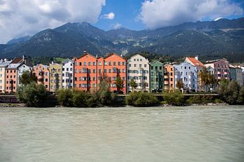 Die Stadt Innsbruck mit bunten Häusern