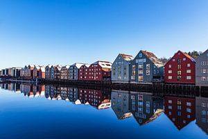 Blick auf bunte Häuser am Fluss Nidelva in der Stadt Trondheim 