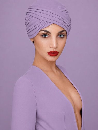 Elegante Frau in Lila