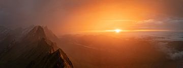 Zonsondergang in de bergen, panorama foto bestaande uit 15 foto's van Felix Van Lantschoot