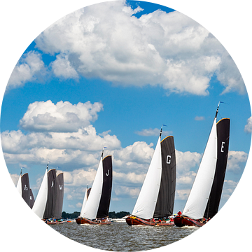 Start van een wedstrijd skûtsjesilen op het Sneekermeer van ThomasVaer | Tom Coehoorn