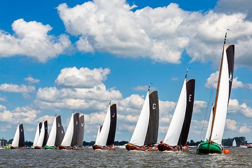Start van een wedstrijd skûtsjesilen op het Sneekermeer van ThomasVaer | Tom Coehoorn