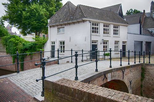 Wit huis bij de brug