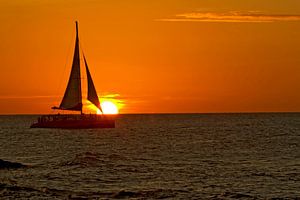 zonsondergang met zeilboot
