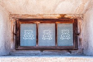Houten drieluik raam met gehaakte berengordijnen sur Dafne Vos