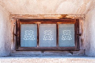 Houten drieluik raam met gehaakte berengordijnen sur Dafne Vos