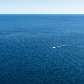 Ein Boot und die blaue Weite des Meeres von Adriana Mueller