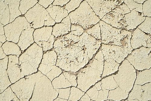 Afbladderende verf op een vervallen gevel