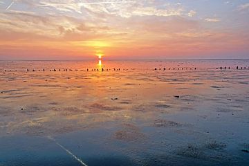 Zonsondergang bij de Waddenzee in Nederland van Eye on You