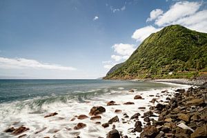 Einsamer Strand im Norden der Azoren-Insel 
