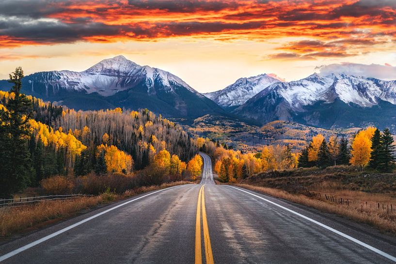 Coucher de soleil sur une route à travers les montagnes San Juan Photo - Telluride Photo - Colorado Wall Art par Daniel Forster