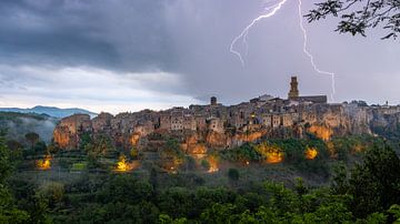 Pitigliano onder zwaar weer, Italië van Adelheid Smitt