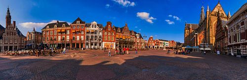 De Grote Markt in Haarlem met de kerk en het Gemeentehuis