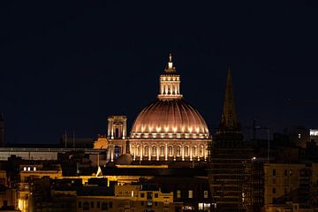 Nachtzicht op de verlichte St. Pauls kathedraal van Valletta van Anne Ponsen