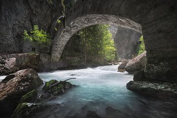 Brücke über den Bach in der Schlucht. Aosta-Tal, Italien von Stefano Orazzini