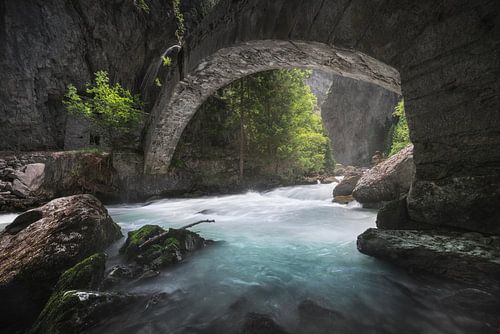 Brug over de beek in het ravijn. Valle d'Aosta, Italië