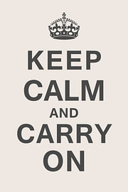 „Keep Calm and Carry On“ – Inspirierendes Zitat in Ecru von Sandra Hazes
