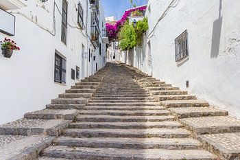 Escaliers dans une rue entre des maisons blanches à Altea
