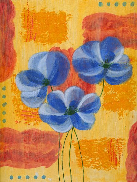 Blaue Blume vor einem warmen Hintergrund von Nelleke Bruno