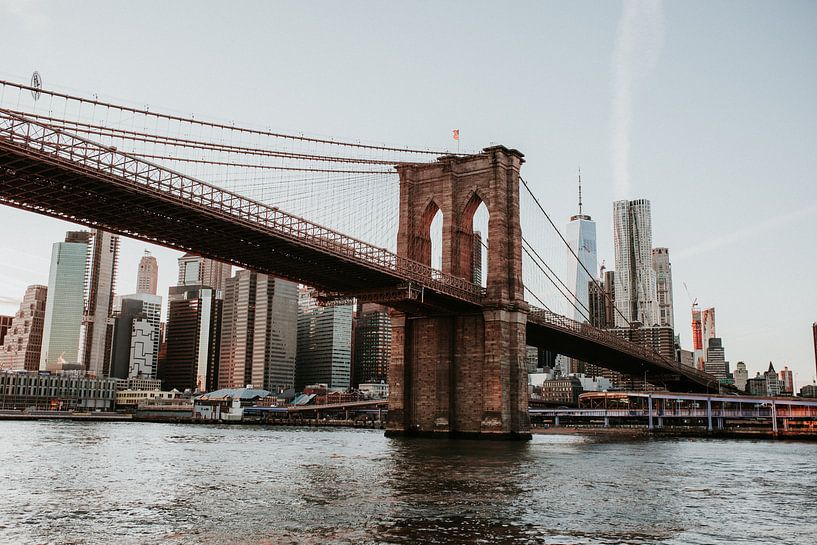 Skyline with the Brooklyn Bridge | New York | Photographie de voyage colorée par Trix Leeflang