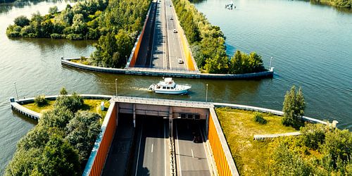 Aquaduct Veluwemeer in het Veluwemeer met een passerende boot