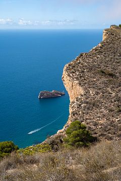 Kliffen en eiland aan de Middellandse Zeekust van Adriana Mueller