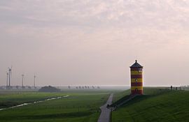 Leuchtturm Pilsum im Dunst von Rolf Pötsch