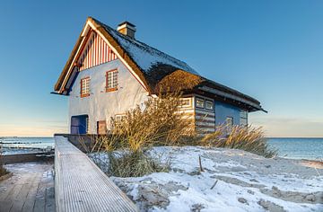 La Maison bleue au bord de la mer sur Ursula Reins