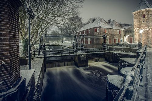 De sluis bij de Koppelpoort in Amersfoort van Marcel van den Bos