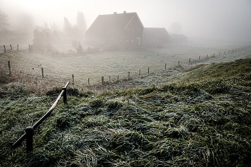 Dorp in de mist (Driel) van Eddy Westdijk