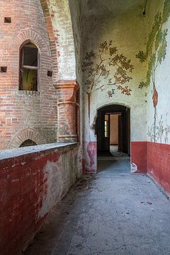 Hal van een verlaten  kasteel van Truus Nijland