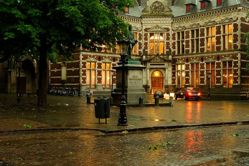 Het Academiegebouw op het Domplein in Utrecht van Donker Utrecht