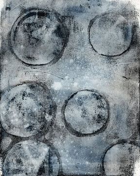 Abstract landschap met vormen in zwart, grijs en blauw. van Dina Dankers