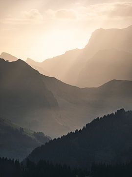 Sonnenaufgang über den französischen Alpen von Joren van den Bos