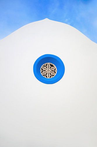 Blaues rundes Kirchenfenster in einer Kirche mit weißer Fassade in Portugal