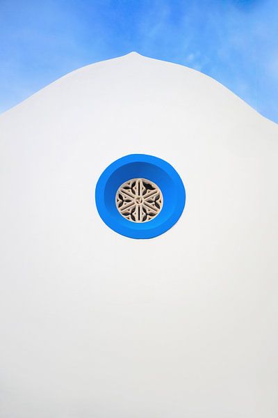 Fenêtre d'église ronde bleue dans une église à façade blanche Portugal par Annette Hagemeijer