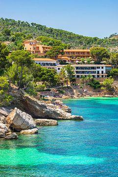 Spanje Mallorca, idyllisch uitzicht op het strand van Cala Fornells van Alex Winter