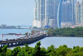 Uitzicht op de stad op een zomerochtend