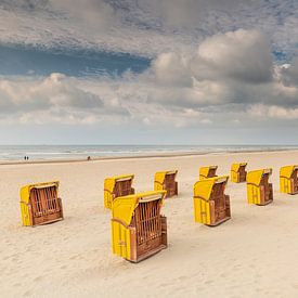 Chaises longues jaunes sur une plage d'automne sur Richard Janssen