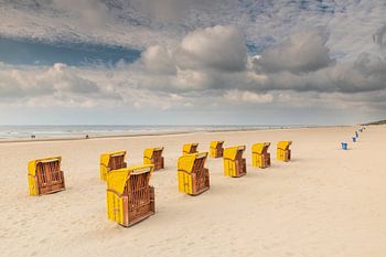 Chaises longues jaunes sur une plage d'automne