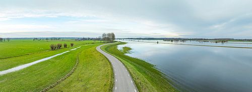 Overstroming van de IJssel met hoge waterstanden in de uiterwaarden