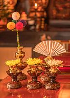 Japanse chrysanten en boeddhistische gebedsobjecten.