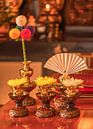 Japanse chrysanten en boeddhistische gebedsobjecten. van Kuremo Kuremo thumbnail