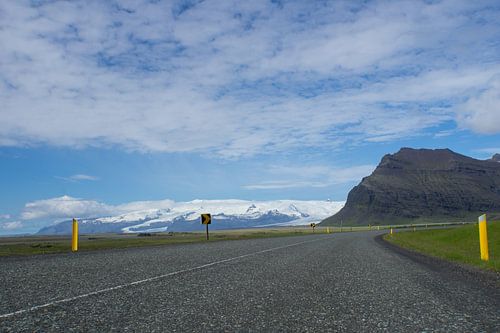 Islande - Montagnes blanches du glacier Vatnajoekull derrière la courbe