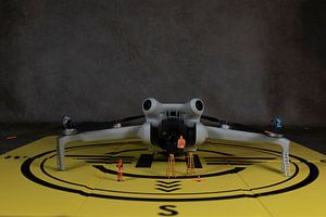 Mann überprüft die Funktion der Video- und Fotokameradrohne und der Propeller
